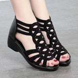 Leather Roman Sandals Women's Summer 2025 New Soft-Soled Mother Shoes Fashion Wear Ladies Sandals Slopes And Women's