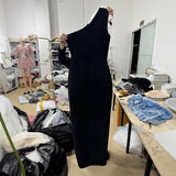 Sexy Black Shoulder Sidet Banded Long Skirt On Chest White Delicate Flower Decor Dress Dress