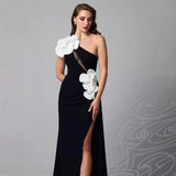 Sexy Black Shoulder Sidet Banded Long Skirt On Chest White Delicate Flower Decor Dress Dress